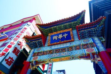 横浜中華街にそびえる牌楼門の善隣門
