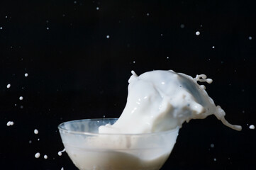 Lait qui éclabousse d'un bol