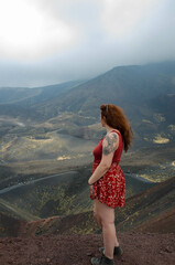 Femme de dos regardant un cratère de volcan