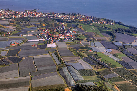 Luftaufnahme bunter Felder bei Friedrichshafen am Bodensee in Baden-W&uuml;rttemberg, Deutschland, Europa.