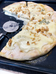 Gustosa pizza fatta in casa con gorgonzola, mozzarella e noci su un vassoio. Cibo italiano. Direttamente sopra.