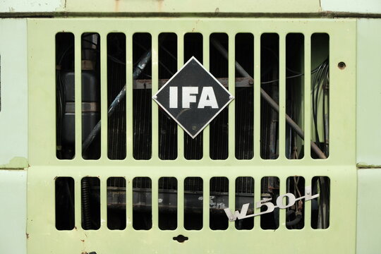 F&uuml;hrerhaus des IFA W50 Lastwagen und Lkw aus der DDR mit K&uuml;hlergrill in am 30.04.2024 H&ouml;rste und Stapelage bei Lage und Detmold im Teutoburger Wald in Ostwestfalen-Lippe