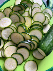 Zucchine tagliate a rondelle su un tagliere. Cibo sano e vegetariano. Direttamente sopra.