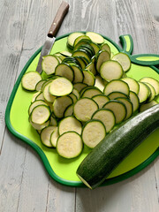 Zucchine tagliate a rondelle su un tagliere. Cibo sano e vegetariano. Direttamente sopra.