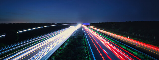 Autobahn bei Nacht - Speed - Traffic - Highway - Panorama - Datenautobahn - Motorway -  Light...