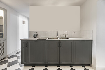 Sink and food washing area of ​​a kitchen with checkered floors