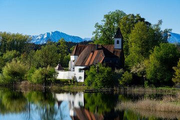 Kloster in Seeon in Bayern mit Blick auf die Alpen und dem Seeoner See 