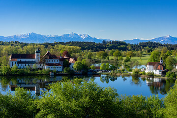 Fototapeta premium Kloster in Seeon in Bayern mit Blick auf die Alpen und dem Seeoner See 