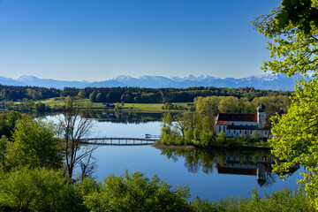 Fototapeta premium Kloster in Seeon in Bayern mit Blick auf die Alpen und dem Seeoner See 