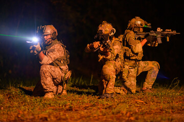 Obraz premium Soldiers ready to fire during Military Operation at night