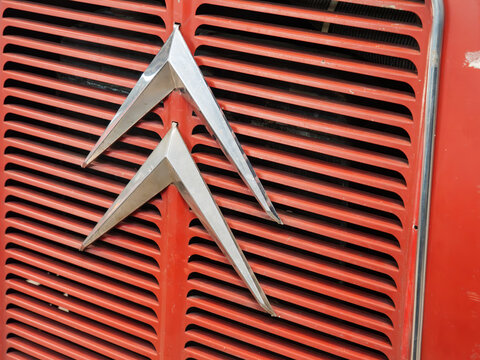 Close-Up View of Citro?n HY (1971) Logo on Red Vintage Car Grill