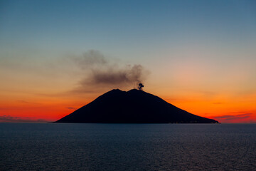 De vulkaan Stromboli stoot rookwolken uit en is de meest actieve vulkaan van Europa. Stromboli is...