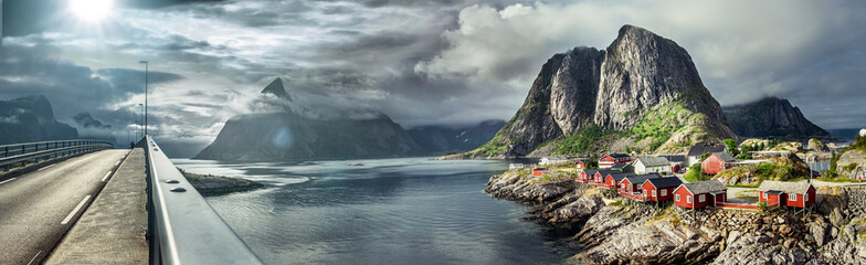 Dramatischer Himmel über Reine auf den Lofoten in Norwegen - obrazy, fototapety, plakaty