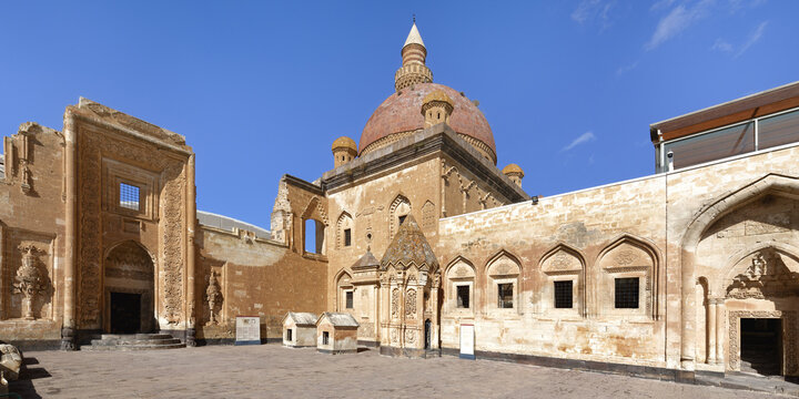 Ishak Pasha palace, Second courtyard with the tomb of the palace founder, Dogubayazit, Turkey