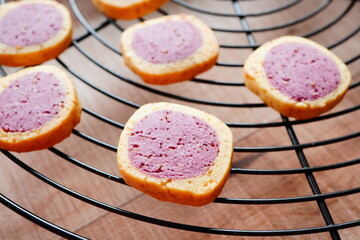 10歳の子供と焼いた焼きたて手作りクッキー。紫芋味のアイスボックスクッキー