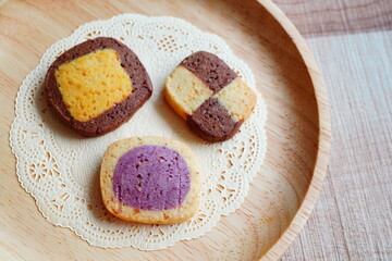 10歳の子供と焼いた焼きたて手作りクッキー。かぼちゃ味と紫芋味とアーモンド味のアイスボックスクッキー