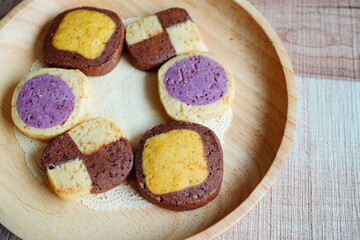 10歳の子供と焼いた焼きたて手作りクッキー。かぼちゃ味と紫芋味とアーモンド味のアイスボックスクッキー