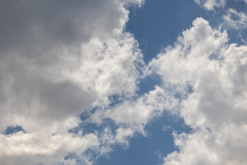 Obraz premium White clouds rising against a blue sky on a sunny day.