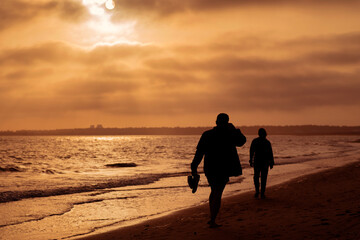 Siluetas de personas en un clima adverso