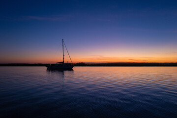 Velero al anochecer en el río Guadiana
