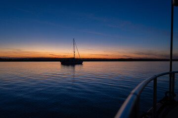 Velero al anochecer en el río Guadiana