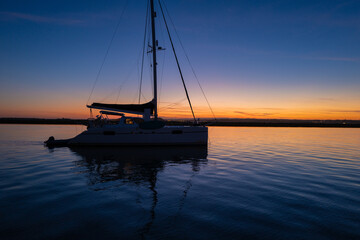 Velero al anochecer en el río Guadiana
