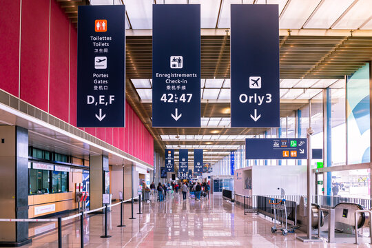A&eacute;roport de Paris Orly, signes indicateurs dans le terminal.