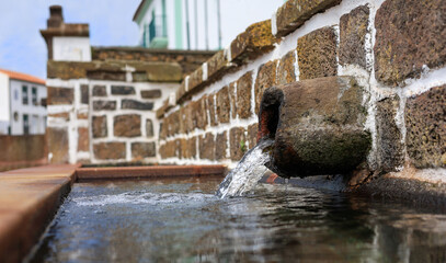 Água corrente numa fonte de pedra 