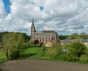 Le Quesnel, Somme, Picardie, le village et l'église Saint-Léger.