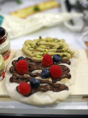 tostada de crema de chocolate y pistacho con frutos del bosque
