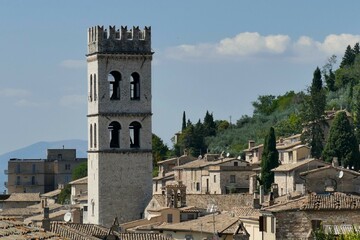 La Torre del Popolo dominant les toits des maisons de la ville d’Assise