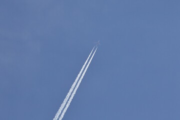 青空と飛行機雲