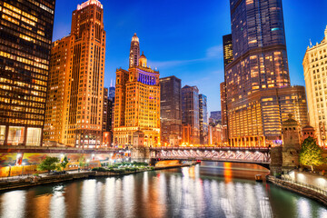 Obraz premium Chicago Downtown Cityscape with Chicago River at Dusk