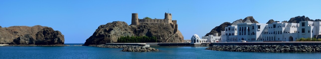 Panorámica del puerto frente al Palacio de Al Alam en Muscat, Sultanato de Omán