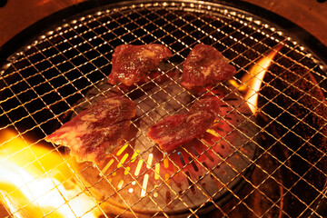 強い炎で焼かれていく美味しそうな焼き肉
