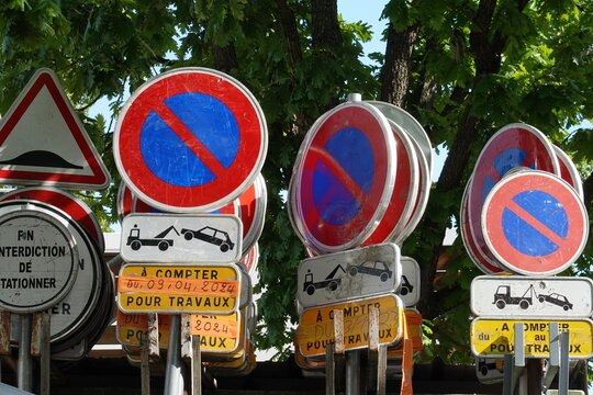 Stock de panneaux routiers