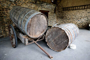 des vieux tonneaux en bois , barrique  de vin pour stoker des liquide 