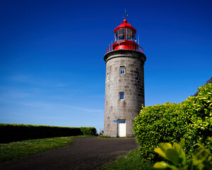 phare  Granville  appelé aussi phare du cap Lihou se situe sur la pointe du roc avec un ciel bleu