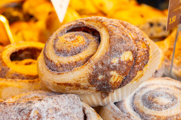 Fresh baked american chinnamon rolls buns on food market