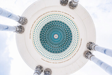 Naklejka premium white dome of Memorial to Patriots decorated with oriental blue Uzbek ornaments. Tashkent, Uzbekistan - April 16, 2024
