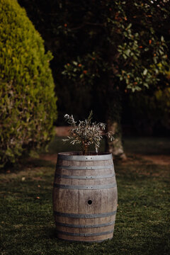 Un vieux tonneau de vin r&eacute;cup&eacute;rer pour d&eacute;corer le cocktail du mariage