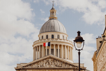 Paris, le dôme du Panthéon dans le ciel bleu