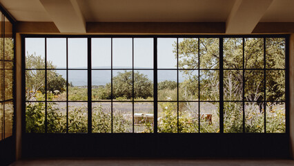 Vue sur le jardin à travers les carreaux de la grande fenêtre
