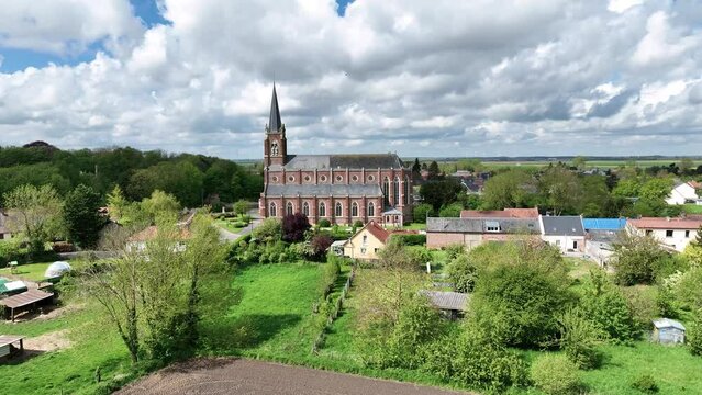 Le Quesnel, Somme, Picardie, le village et l'&eacute;glise Saint-L&eacute;ger.