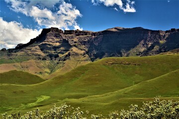 Fototapeta premium Part of Drakensberg Amphitheatre - geographical feature more than 5 kilometres in length with precipitous cliffs rising 1,220 metres along its entire length (Royal Natal National Park, South Africa)