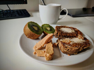 Toast with turron (nougat) and kiwi.