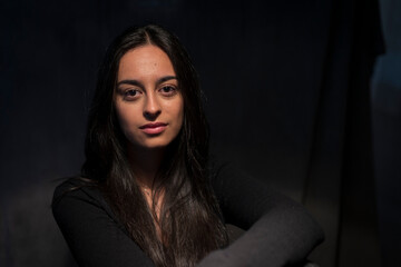 mujer morena española posando primer plano 20 años spanish brunette woman posing closeup 20 years