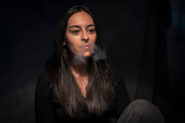 mujer echando humo por la nariz bapeando woman blowing smoke from her nose bapping