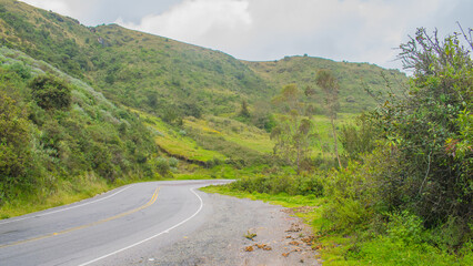 Pista que lleva a la montaña