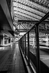 夜の大阪駅　シャープでハイテクな建築と人々